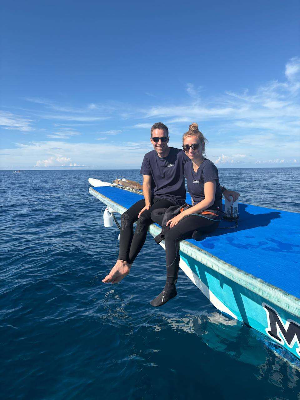 Margaux et Anthony, fondateurs de Blue Mind Expeditions, à bord d’un bateau en pleine mer